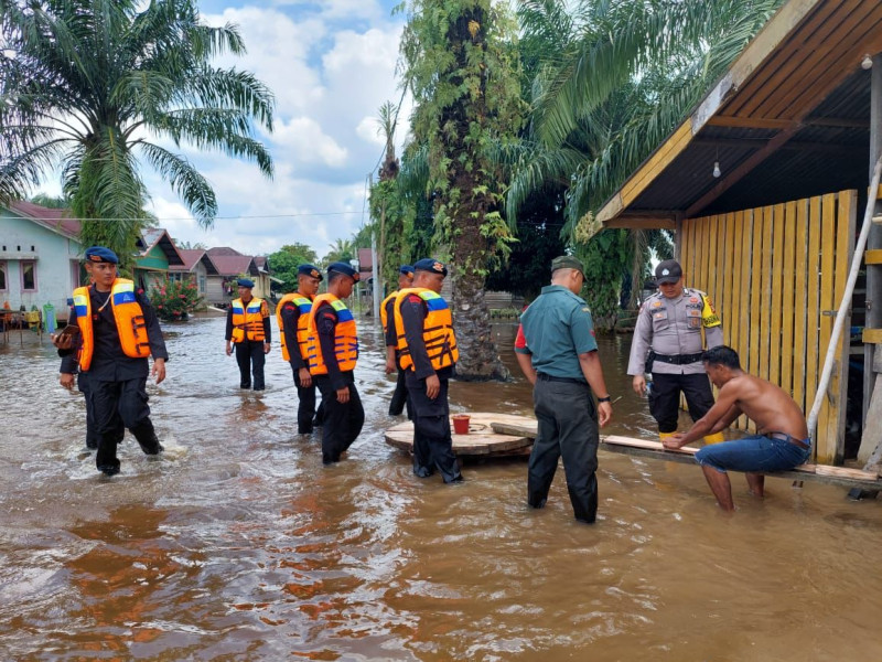 Polres Rohil Cek Debit Air dan Kunjungi Ratusan Warga Terdampak Banjir di Kecamatan Rantau Kopar