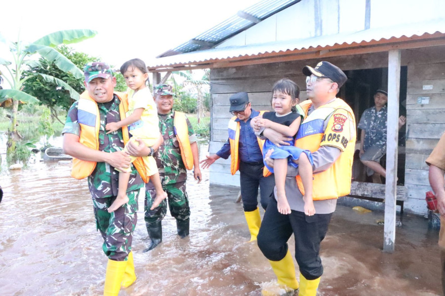 Cooling System Ciptakan Pemilu Damai, Kapolres Siak Tinjau Lokasi Banjir dan Turun Langsung Beri Bantuan Evakuasi Warga