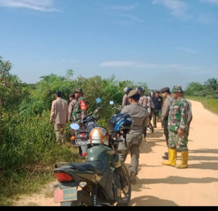 Melihat Cuaca Yang Cukup Panas, Koramil 01/Rengat Lakukan Patroli Gabungan Cegah Terjadinya Karhutla