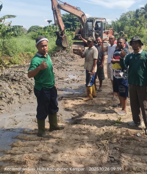 Warga Desa Kubang Jaya Sampaikan Terima Kasih kepada Bu Hj. Eva Yuliana atas Bantuan Alat Berat untuk Normalisasi Parit