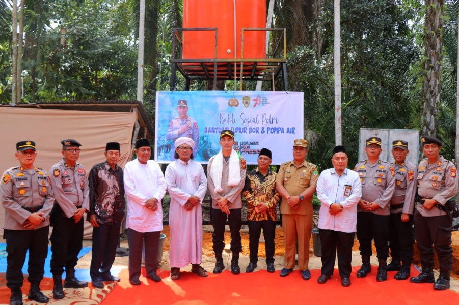 Bakti Sosial Polri, Kapolres Rohil Serahkan Bantuan Sumur Bor dan Pompa Air kepada Ponpes Tahfiz Tarbiyatul Quran
