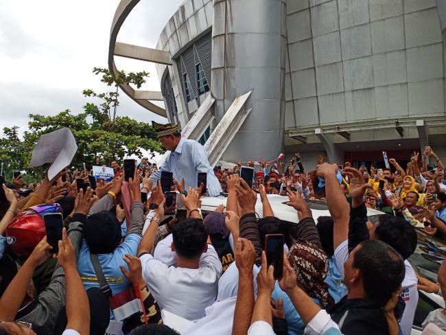 Sambut Kedatangan Prabowo Subianto, Ribuan Warga Padati GOR Pekanbaru