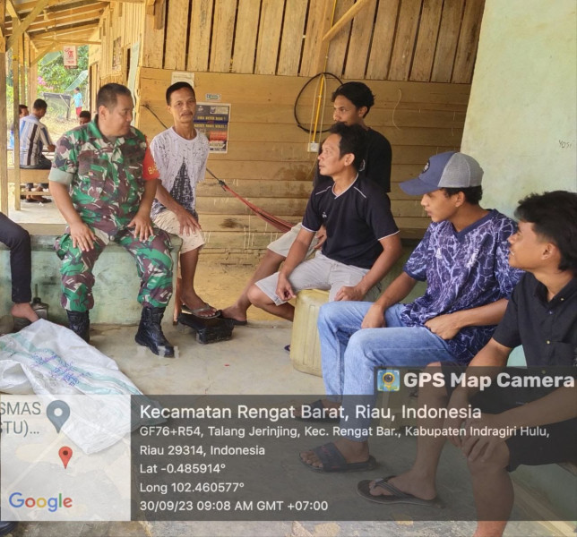 Selalu Tingkatkan Keamanan Babinsa Melaksanakan Komunikasi Sosial Dengan Mendatangi Warga