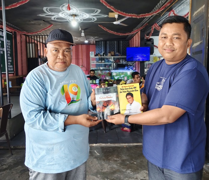 Terima Buku dari Pakar Lingkungan Dr. Elviriadi, Koordinator GERBRAK Riau: Ini Estafet Pemikiran bagi Aktivis
