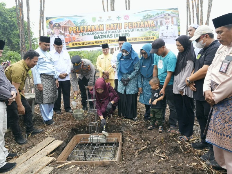Tekan Risiko Stunting, Yuliantini dan Katerina Letakkan Batu Pertama Pembangunan Rumah Layak Huni di Sungai Luar
