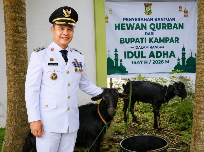 Bupati Kampar Salurkan 2 Ekor Kambing Kurban untuk Warga Griya Indah Persada, Rimbo Panjang