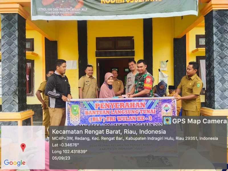 Babinsa Rengat Barat Dampingi Penyaluran BLT DD Tahun 2023 Desa Redang