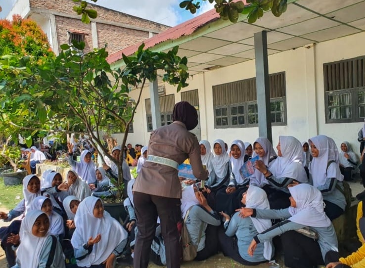Satlantas Polres Rohil Bagikan 300 Brosur Keselamatan di SMK Nusantara Balam 21