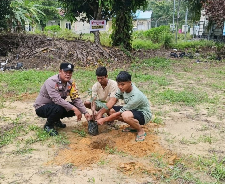 Bhabinkamtibmas Sri Kayangan Sosialisasikan Green Policing dan Tanam Bibit Pohon di Pekarangan Warga