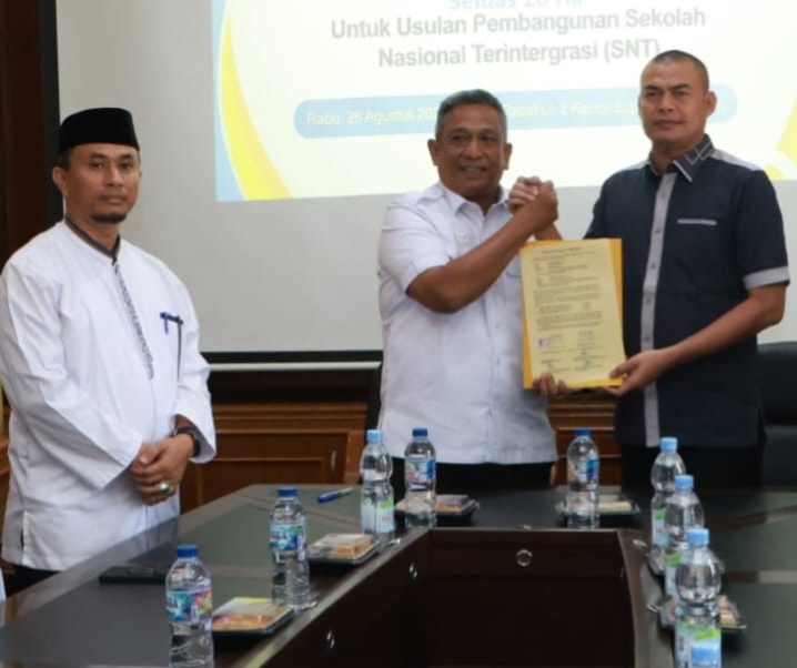 Kepala Desa Sontang Zulfahrianto SE Serahkan Surat Hibah Tanah untuk Pembangunan Sekolah Terintegrasi