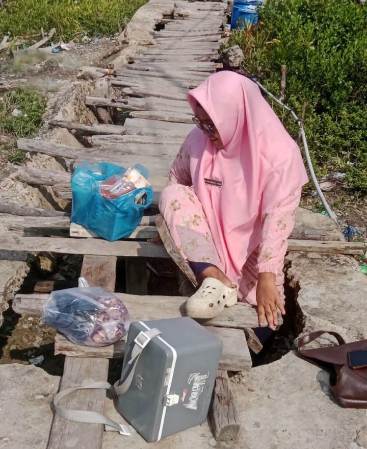 Seorang Bidan Desa Menjadi Korban Kerusakan Jalan Raja Ali Haji Teluk Pulai