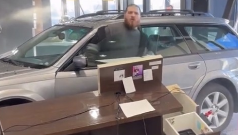 Pria Ngamuk Beli Mobil Bekas Langsung Rusak: Tabrak Dealer-Minta Uangnya Balik!