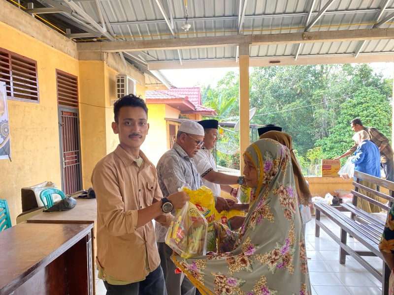 Ramadhan Berbagi: HIMAROHU-RIAU dan IMKK Bagikan Sembako Gratis di Desa Batulangkah Besar