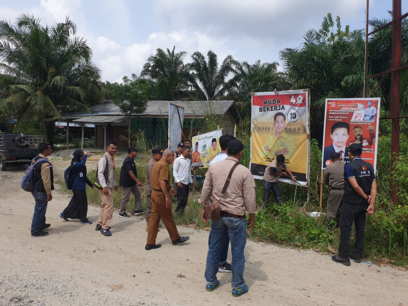 Personil Polsek Sungai Mandau Lakukan Pengamanan Penertiban Alat Peraga Sosialisasi