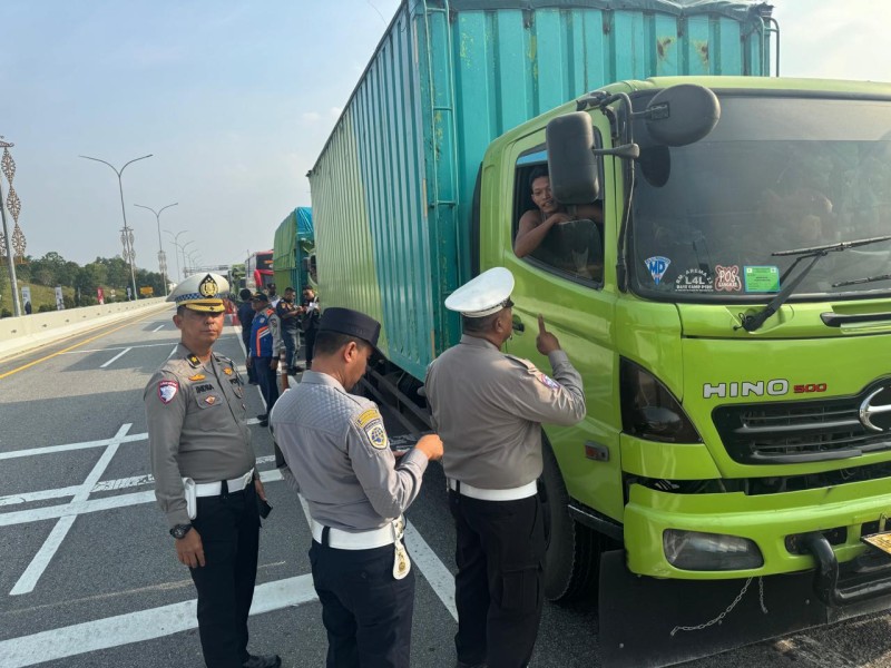 Belasan Truk ODOL Ditertibkan di Tol Pekanbaru - Dumai, Enam Diberi Teguran