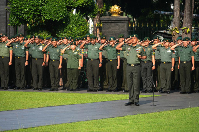 Gelar Apel, Pangkostrad Mengecek Ratusan Prajuritnya yang Balik Cuti