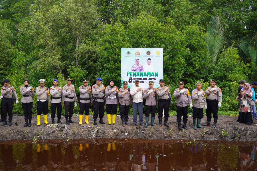 Kegiatan Penanaman 10 Juta Pohon Mangrove Bersama Polri di Polres Bengkalis: 'Upaya Melestarikan Lingkungan dan Mencegah Kerusakan Hutan'
