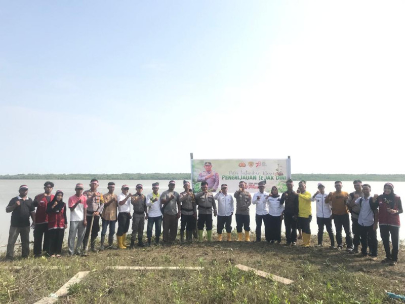 Bersama Upika Kecamatan dan Tokoh Masyarakat, Polsek Sinaboi Aksi Penghijauan di Bibir Pantai