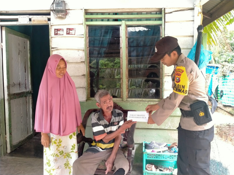 Polsek Simpang Kanan Salurkan Zakat  Profesi Polres Rohil ke 4 Mustahik