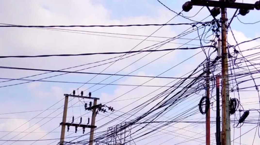 Korban Kabel WiFi Melintang di Jalan, Penataan Kabel FO di Pekanbaru Dinilai Mendesak