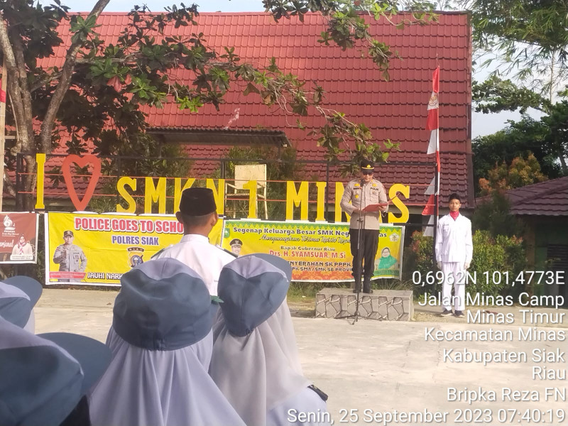 Kapolsek Beri Edukasi Bernilai Positif Kepada Peserta Didik SMK N 1 Minas Dalam Giat Police Goes To School