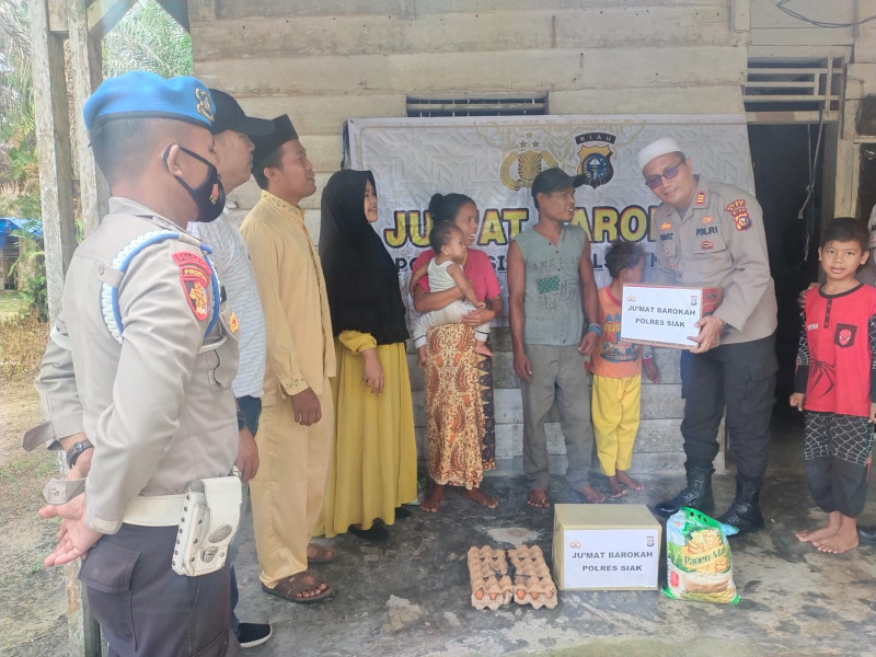 Kapolres Siak Melalui Kapolsek Minas Memberikan Bantuan Sembako Kepada Warga Yang Kurang Mampu