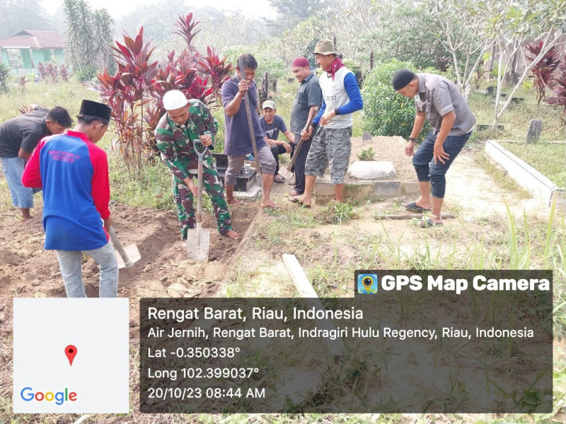 Dikenal Humanis Serda Hadi Suprapto Babinsa Desa Air Jernih Ikut Bantu Warga Gali Liang Kubur