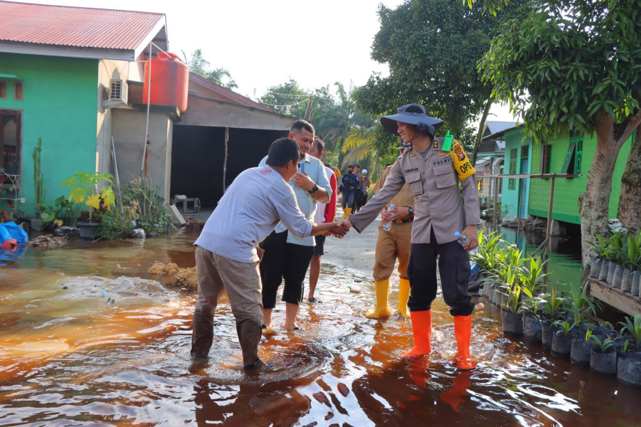 Kapolres Rohil Cek 21 Lokasi TPS yang Terendam Banjir