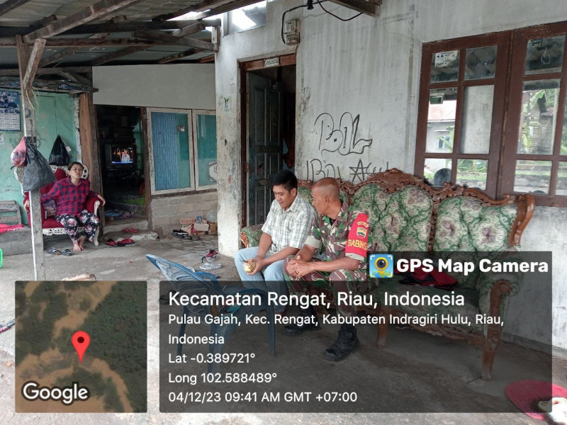 Untuk Meciptakan Kedekatan Dengan Warga, Babinsa Koramil 01/ Rengat Laksanakan Komsos