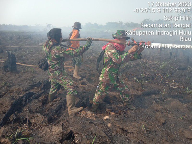 Prajurit Koramil 01/Rengat Bersama Satgas KPBD Padamkan Api Karhutla Di Desa Sungai Raya