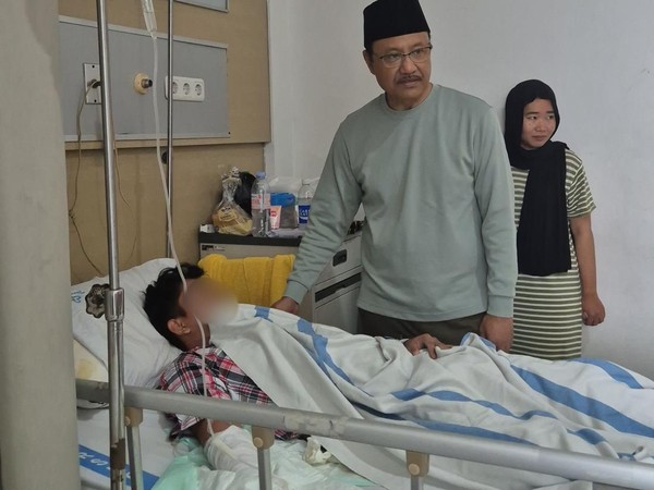 Mensos Jenguk dan Salurkan Santunan Korban Kebakaran Rumah Makan Padang