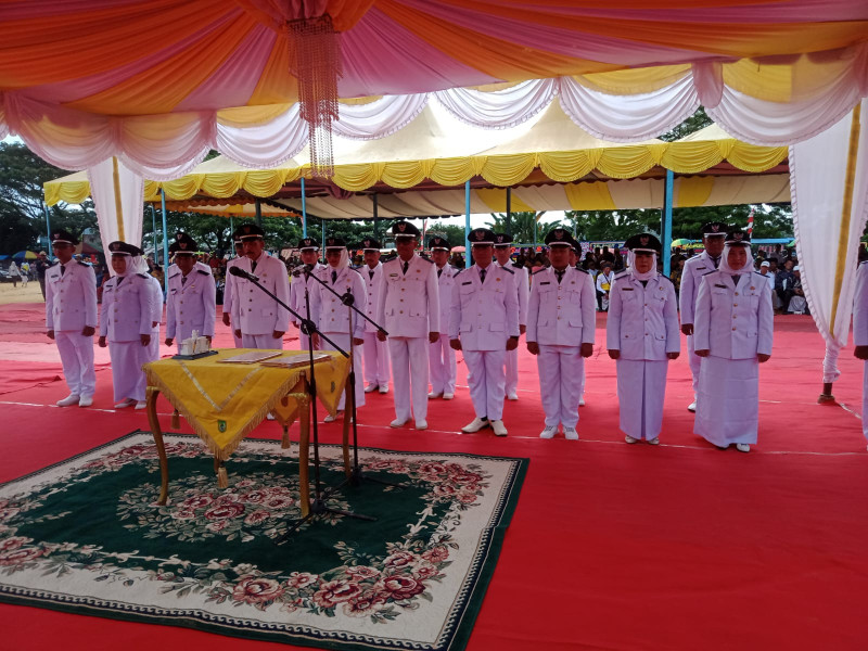 Bupati Rohil Lakukan Pengambilan Sumpah Jabatan dan Melantik Pejabat Penghulu di Lapangan Perumnas Bagan Batu