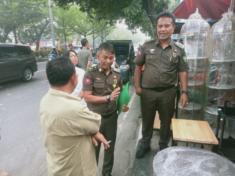 Diduga Ambil Hak Pejalan Kaki, Toko Mebel Disosialisasi Satpol PP