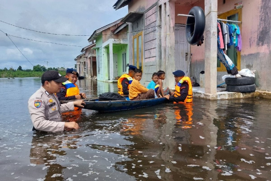 Brimob Polda Riau Evakuasi Warga dan Anak Sekolah Terdampak Banjir di Rohil