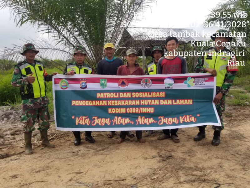 Anggota Koramil 01/Rengat, Babinsa Serda Hasanuddin Rutin Patroli Sosialisasi Karhutla Kepada Masyarakat