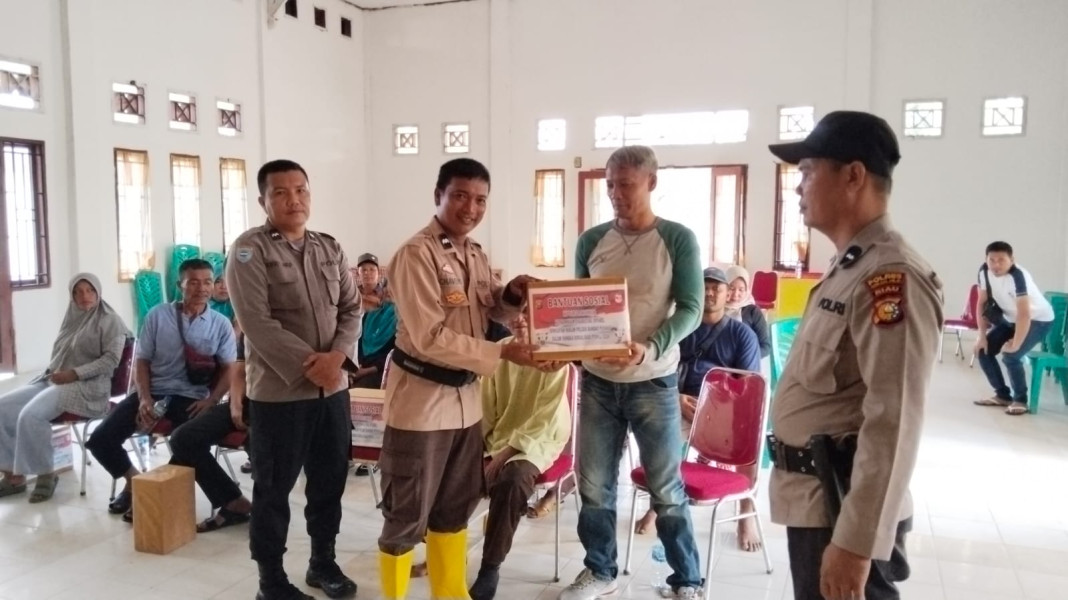 Kapolres Rohil Bagikan Sembako ke 10 Warga Disabilitas dan Siap Antar ke TPS