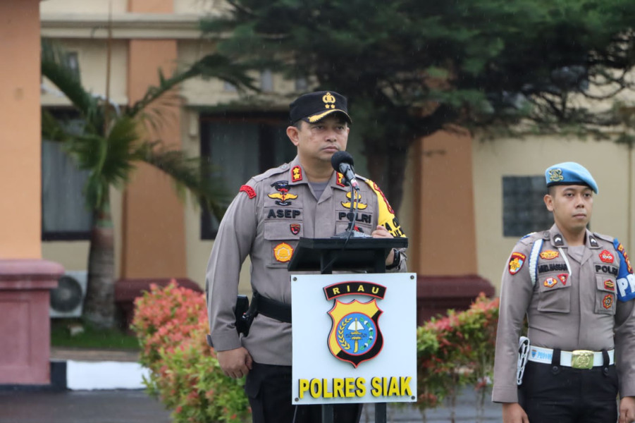 Dalam Guyuran Hujan, Kapolres Siak AKBP Asep Sujarwadi Pimpin Apel Gelar Pasukan