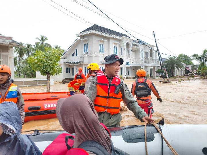 Kasatgas PRR Kerahkan Tim Bantu Warga Terdampak Banjir Padang, Brimob Turunkan 300 Personel