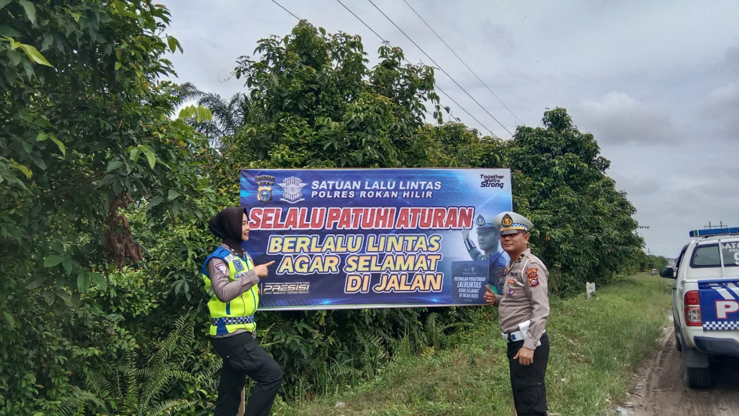 Agar Aman dan Lancar, Satlantas Polres Rohil Pasang Spanduk Himbauan Keselamatan