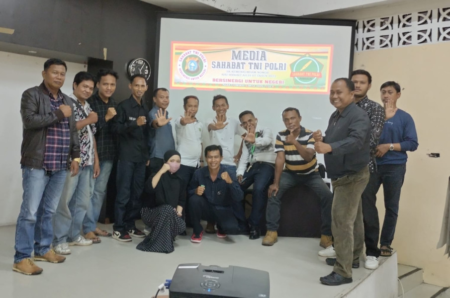 Ketum Aliansi Media Indonesia Ismail Sarlata Memberikan Edukasi Internal Terhadap Para Wartawan