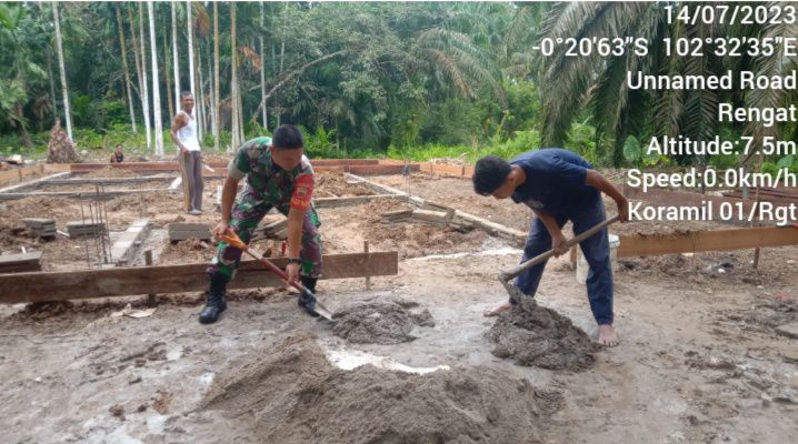 Keharmonisan dan Keakraban Semakin Jelas Saat Babinsa Bantu Warga Bangun Rumah Warga Binaan