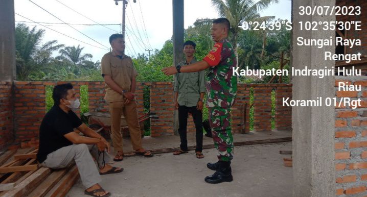 Babinsa Laksanakan Komsos Bersama Warga Desa Sungai Raya Agar Dapat Data dan Fakta Kondisi Sosial