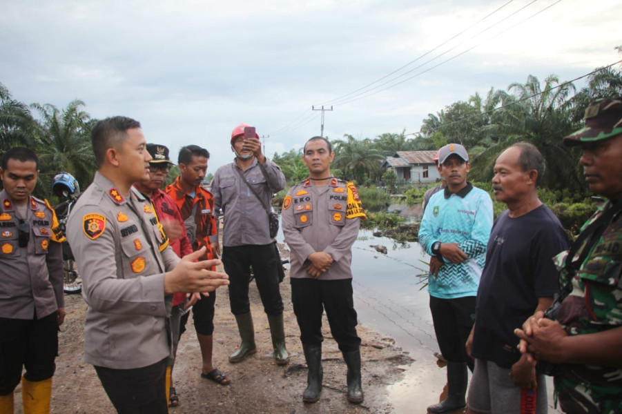 Terjun Langsung Ke Lokasi Banjir, Kapolres Bengkalis Pastikan Keamanan Logistik Pemilu Sambil Sosialisasi Pemilu Damai