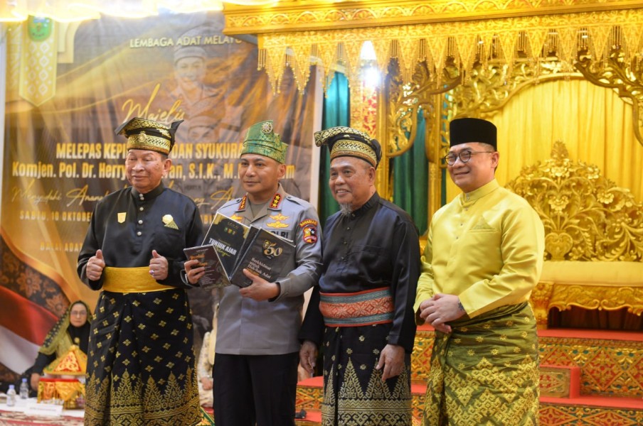 Momen Haru Pelepasan Komjen Herry Heryawan Di Balai Adat LAM Riau