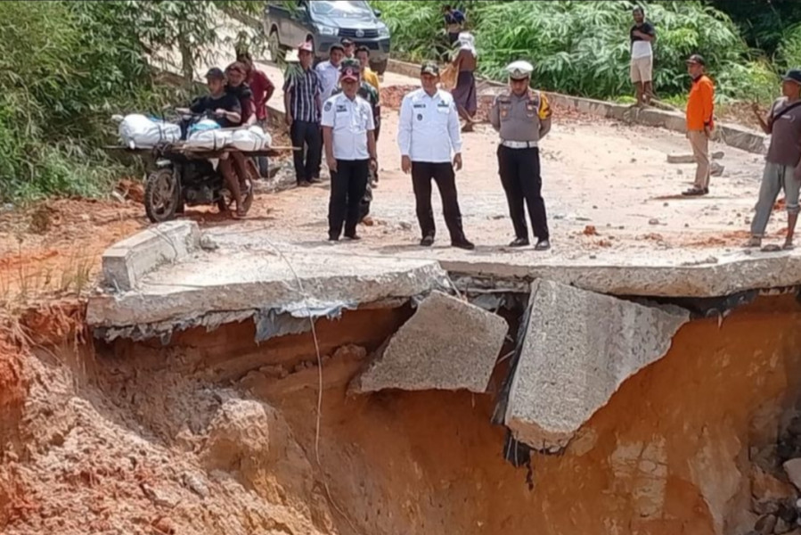 Jalan Akses Riau-Sumatera Barat Ambles di Rokan Hulu
