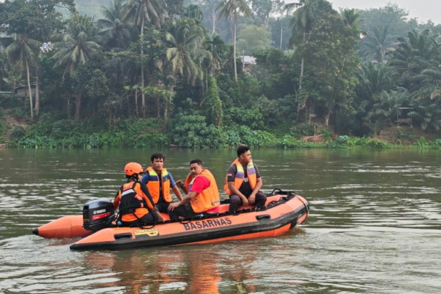 Diduga Terjatuh dari Jembatan Rantau Berangin ke Sungai Kampar, Rifky Kini Dicari Tim SAR