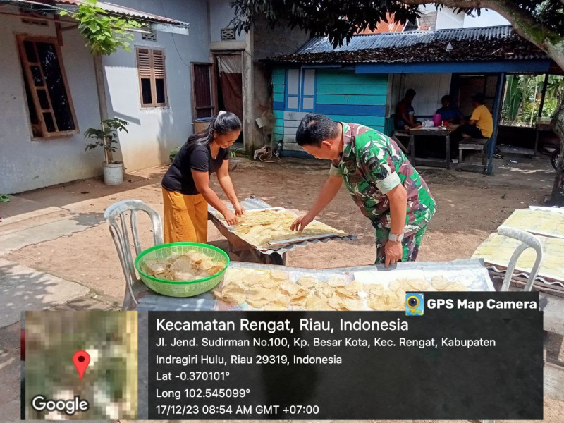 Babinsa Beri Motivasi Warga Sebagai Pelaku Usaha Rumahan Pembuat Kerupuk Jengkol