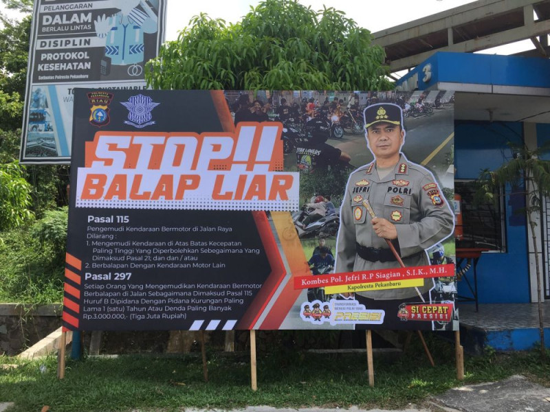 Satlantas Polresta Pekanbaru Pasang Baliho Imbauan Stop Balap Liar