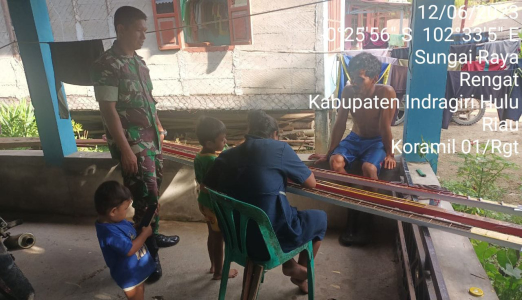 Babinsa Lakukan Komsos dan Silaturahmi Pembuat Perahu Mini Agar Terjalin Keakraban