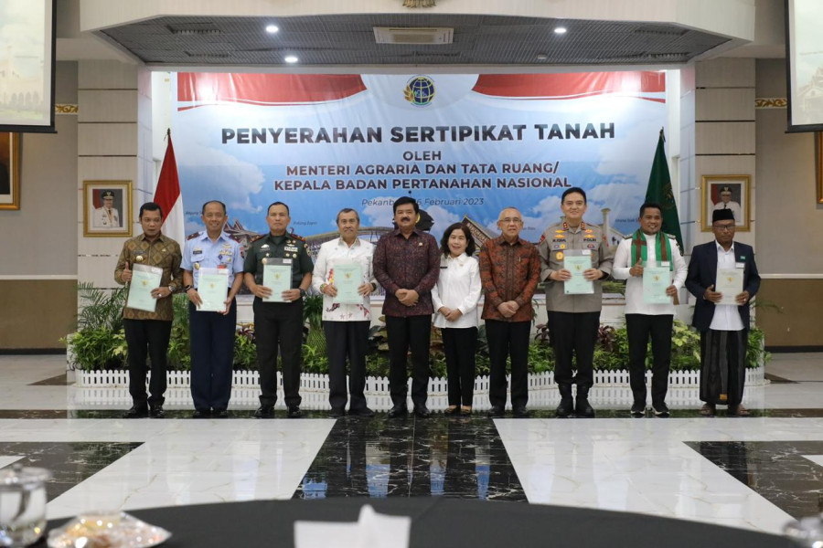 Pemko Pekanbaru Terima Tiga Sertifikat Aset dari BPN